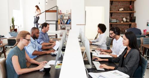 Kantor Lo Berkonsep Open Plan? Biar Lebih Fokus, Lo Harus Punya 5 Barang Ini!